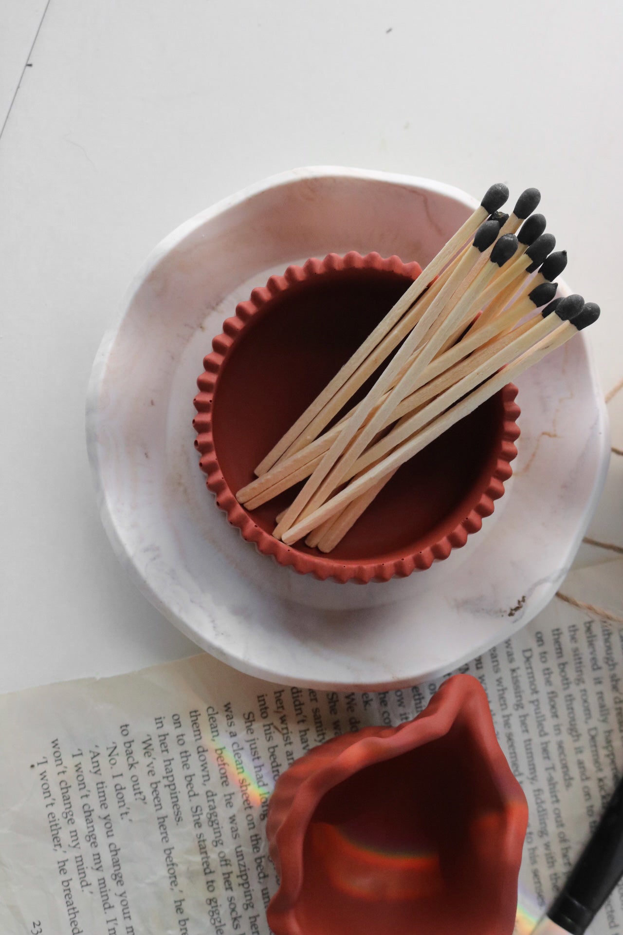 Round asymmetrical scallop tray