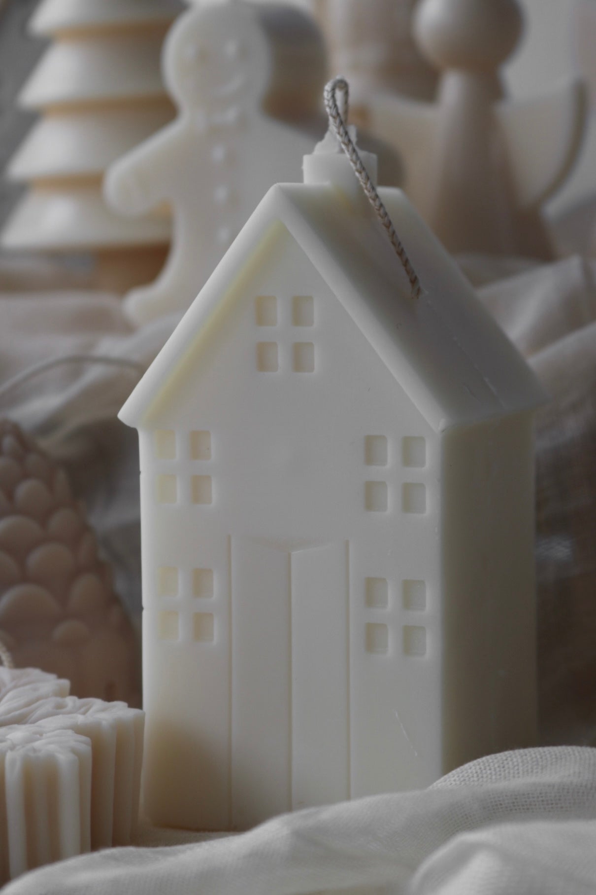 Cosy house candle