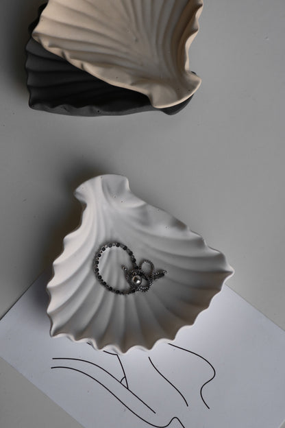 Clam shell jewellery dish