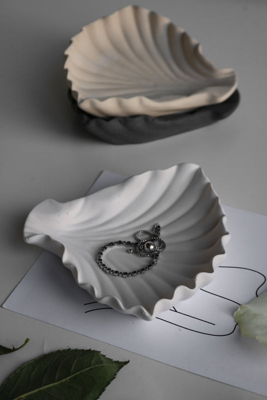 Clam shell jewellery dish